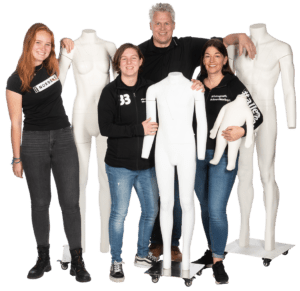 team fotografie doorNorbert met poppen gesenden 300x291 - Productfotografie van kleding