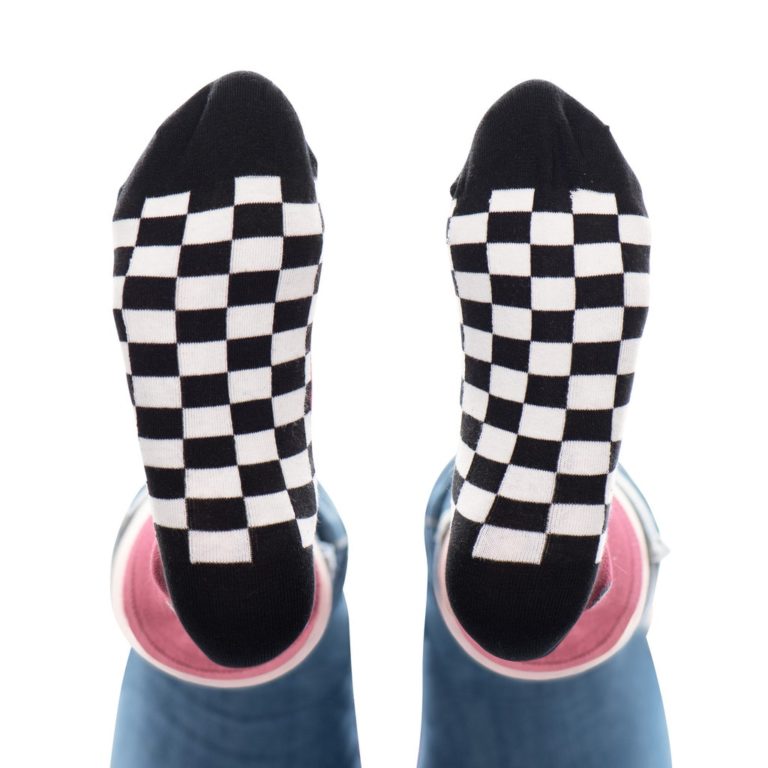 productfotograaf kleding packshot sokken schaakbord 768x768 - Packshots van sokken